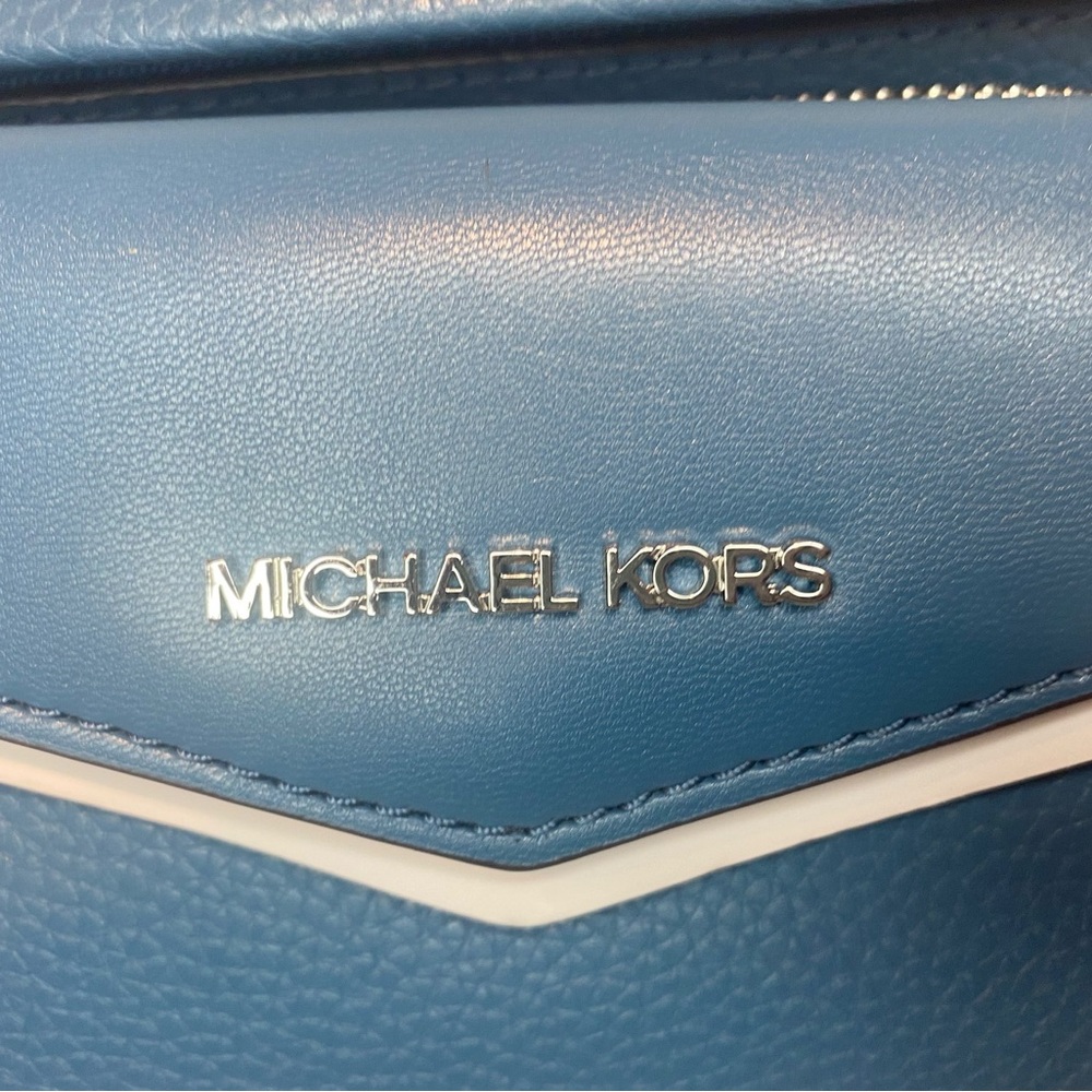 Authentic Michael Kors Korsmaisie a large Pebble 2 in 1 Sling Pack.. - Picture 3 of 9